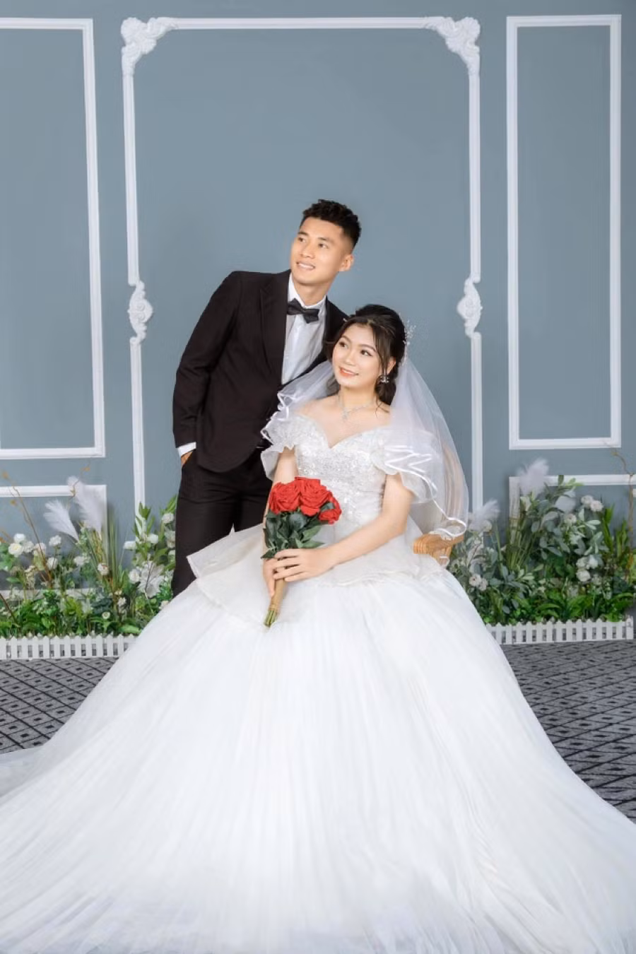 Cô dâu Châu Thị Vang sánh đôi cùng chú rể Phạm Trung Hiếu. Cô dâu Châu Thị Vang sánh đôi cùng chú rể Phạm Trung Hiếu.