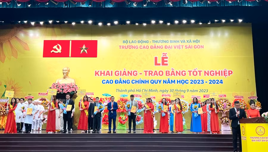 TS Lê Lâm- Hiệu trưởng nhà trường giao nhiệm vụ năm học mới cho 6 trưởng khoa