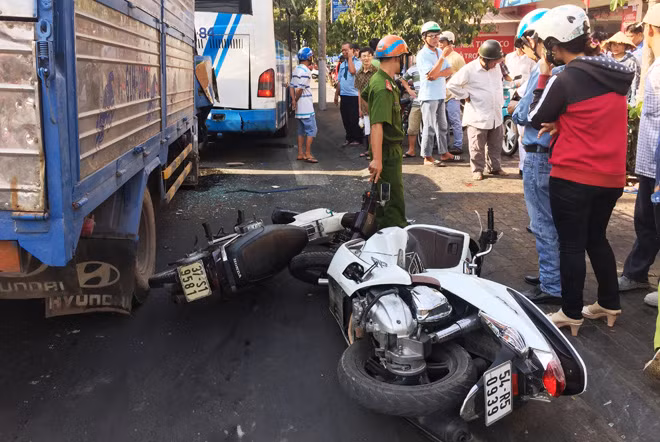 Xe tải đổ dốc mất thắng tông hàng loạt phương tiện ảnh 2