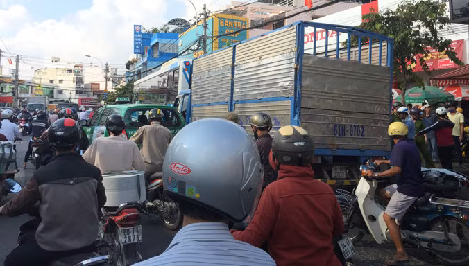 Xe tải đổ dốc mất thắng tông hàng loạt phương tiện ảnh 3