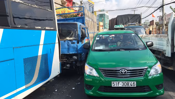 Xe tải đổ dốc mất thắng tông hàng loạt phương tiện