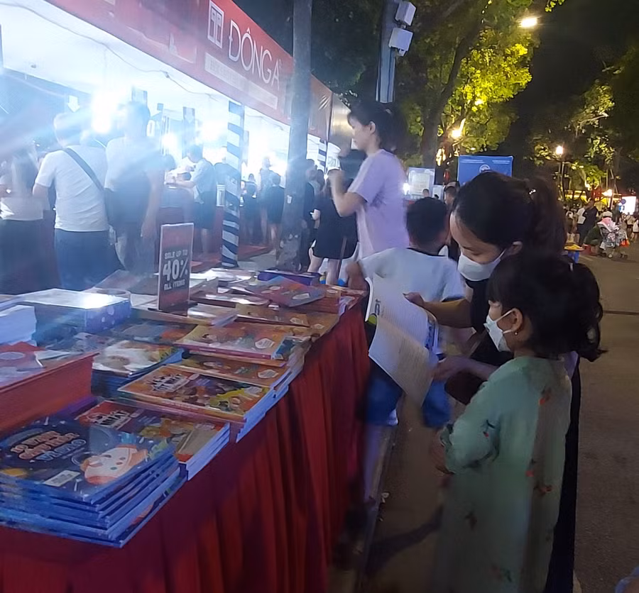Độc giả ngày càng 'lạnh nhạt' với tác phẩm văn chương kinh điển trong nước cũng như nước ngoài. Ảnh: Bình Thanh.