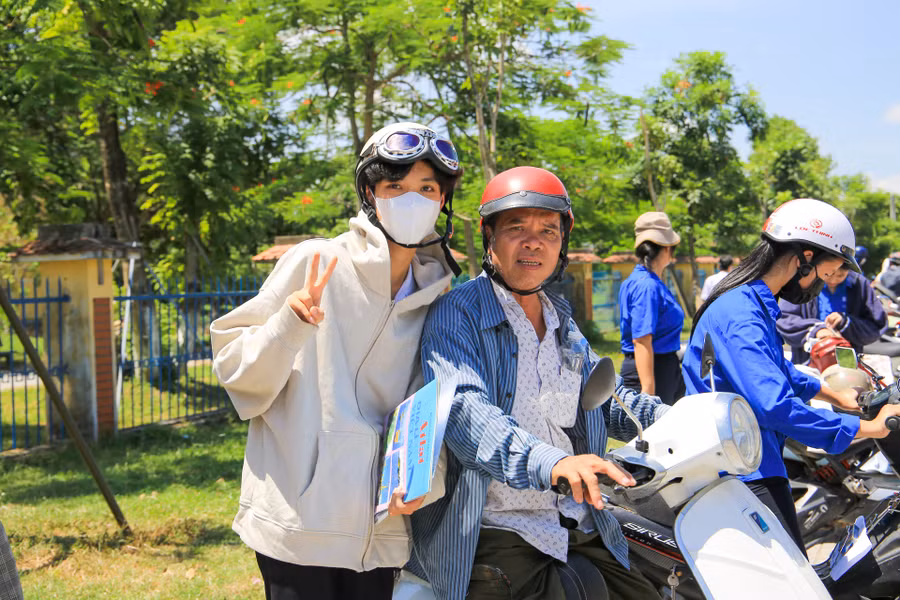 Phụ huynh hỏi thăm, động viên tinh thần thí sinh sau thi.
