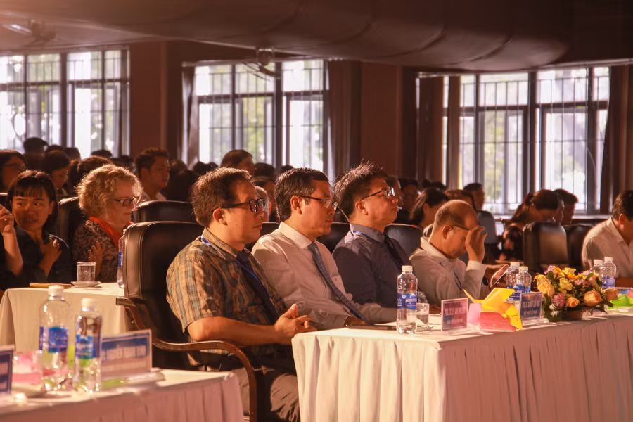 Các đại biểu tham dự Hội nghị chuyên đề Quốc tế về "Trường học hạnh phúc". Các đại biểu tham dự Hội nghị chuyên đề Quốc tế về "Trường học hạnh phúc".