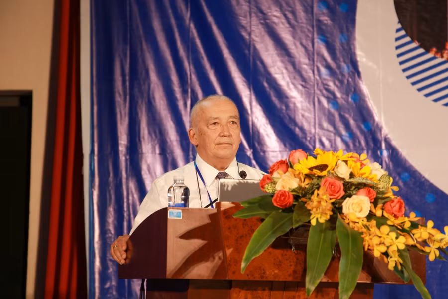 GS.TS Hà Vĩnh Thọ - người Pháp gốc Việt, nhà sáng lập Học viện Eurasia vì Hạnh phúc và An lạc, nguyên Giám đốc chương trình của Trung tâm Tổng hạnh phúc Quốc gia tại Bhutan chia sẻ về xây dựng "Trường học hạnh phúc" tại Hội nghị. GS.TS Hà Vĩnh Thọ - người Pháp gốc Việt, nhà sáng lập Học viện Eurasia vì Hạnh phúc và An lạc, nguyên Giám đốc chương trình của Trung tâm Tổng hạnh phúc Quốc gia tại Bhutan chia sẻ về xây dựng "Trường học hạnh phúc" tại Hội nghị.
