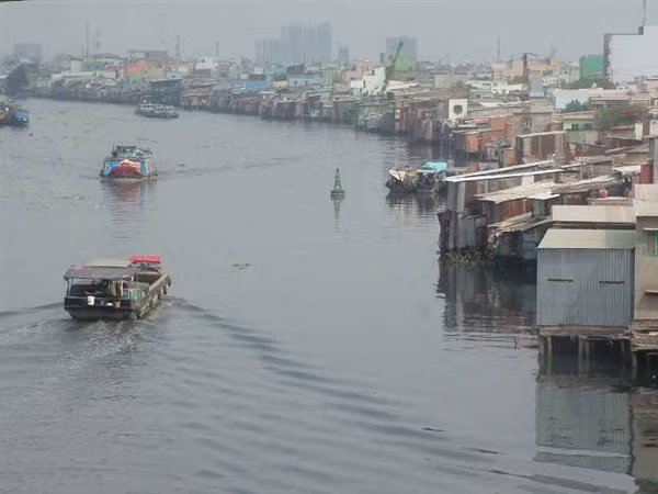 Một đoạn sông khu vực quận Bình Thạnh vẫn còn tồn tại nhiều nhà tạm bợ, lấn chiếm bờ sông.