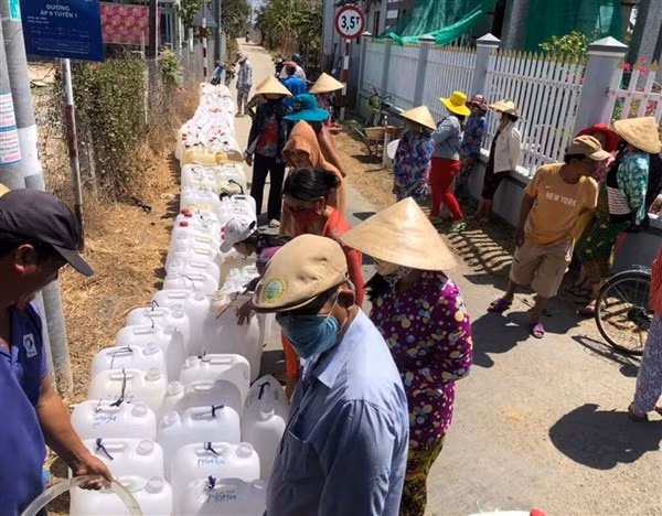 Người dân tỉnh Tiền Giang xếp hàng nhận nước ngọt trong mùa hạn, mặn năm 2020. 