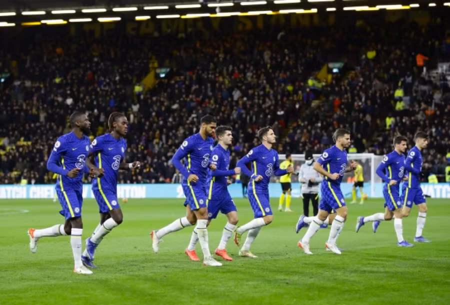 Cầu thủ Chelsea khởi động lại sau khi trận đấu phải tạm dừng.