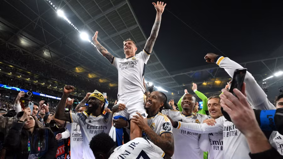 Đồng đội tung hô Kroos sau trận đấu chính thức cuối cùng của anh với Real Madrid. Ảnh: Bein Sport.