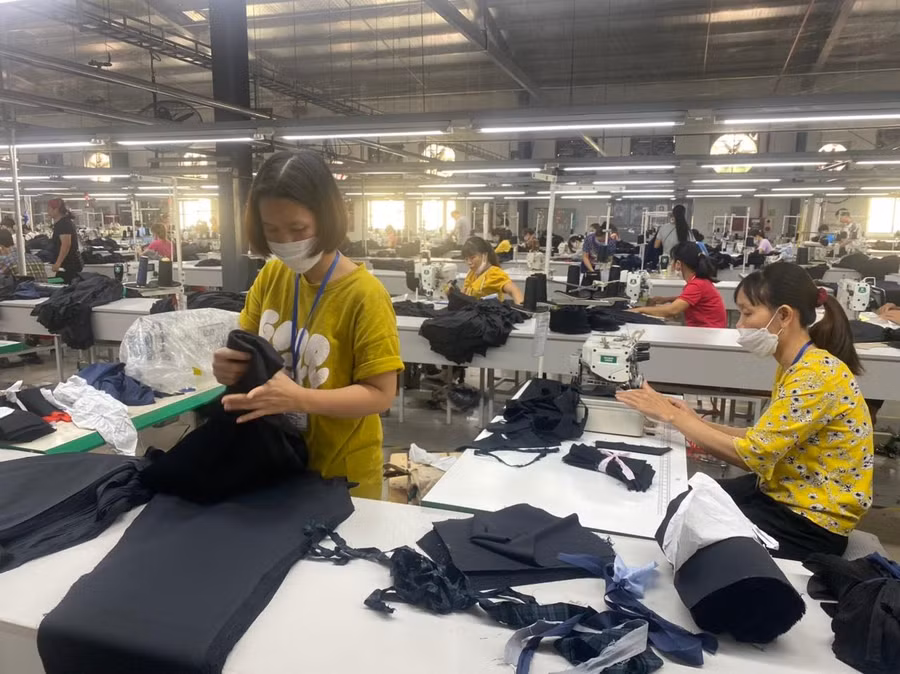 Công nhân nhà máy may xuất khẩu Sơn Hà (Thị xã Bỉm Sơn) không khỏi lo lắng bị mất việc những ngày cuối năm.