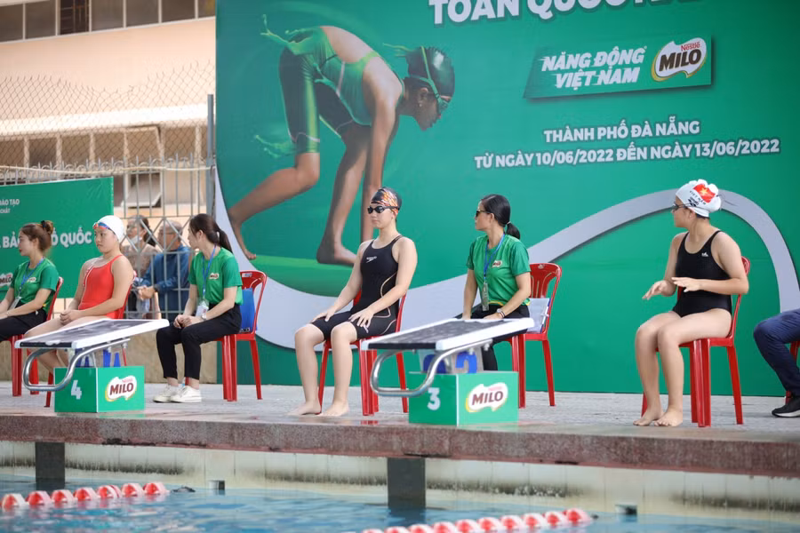 Các vận động viên chuẩn bị tranh tài tại giải Bơi học sinh Phổ thông Toàn quốc 2022 tại Đà Nẵng.