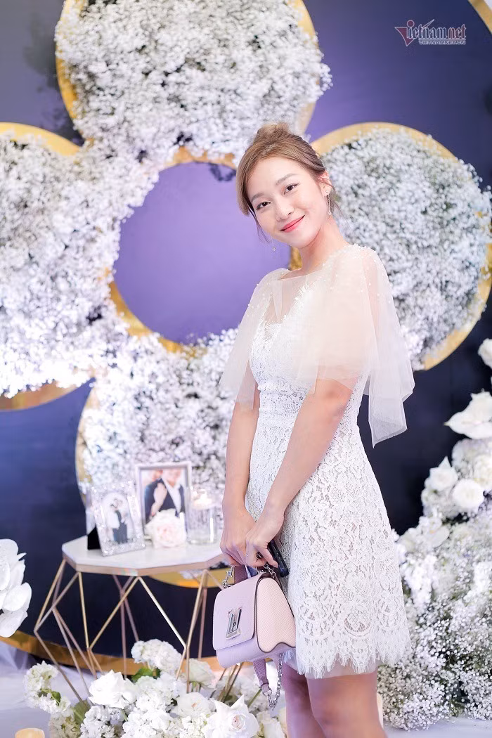Vợ chồng Lưu Hương Giang - Hồ Hoài Anh quấn quýt dự đám cưới Giang Hồng Ngọc