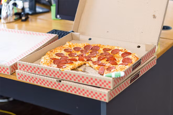 Đố bạn biết, vì sao pizza có hình tròn nhưng lại được đựng trong hộp vuông và cắt theo hình tam giác? - Ảnh 3.