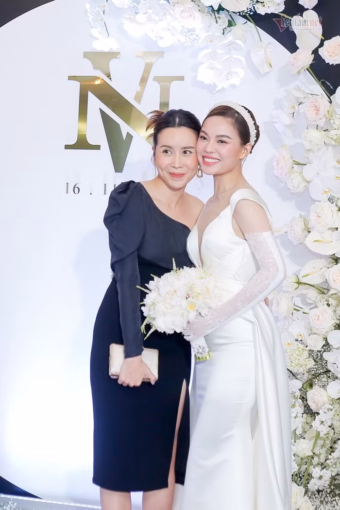 Vợ chồng Lưu Hương Giang - Hồ Hoài Anh quấn quýt dự đám cưới Giang Hồng Ngọc