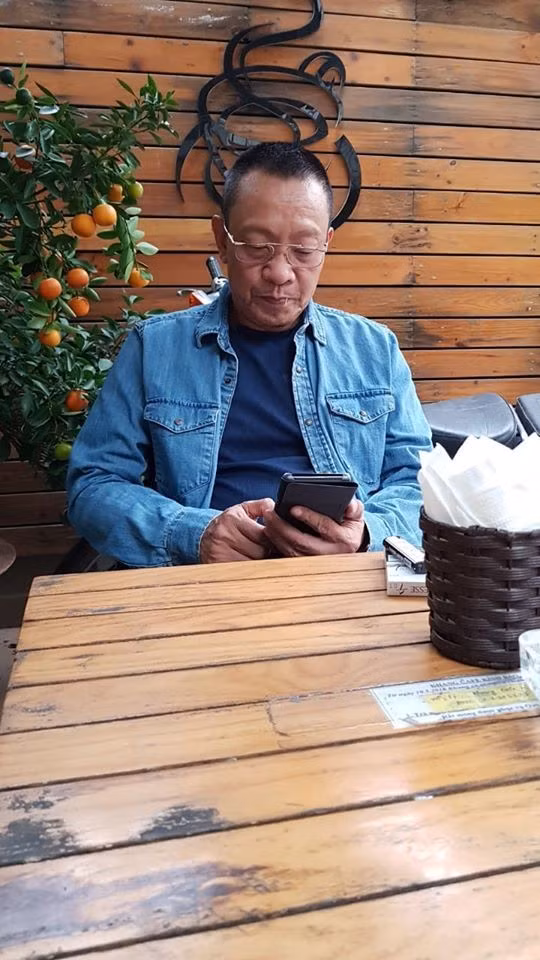 MC Lại Văn Sâm bức xúc vì những bình luận thô tục trên Facebook. MC Lại Văn Sâm bức xúc vì những bình luận thô tục trên Facebook