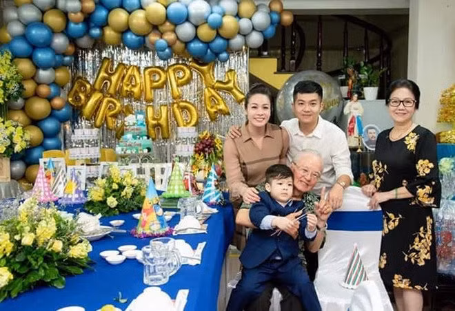Bửu Lộc ôm vai Nhật Kim Anh đầy thân thiết khi chụp ảnh cùng bố mẹ trong tiệc sinh nhật con trai vừa qua.