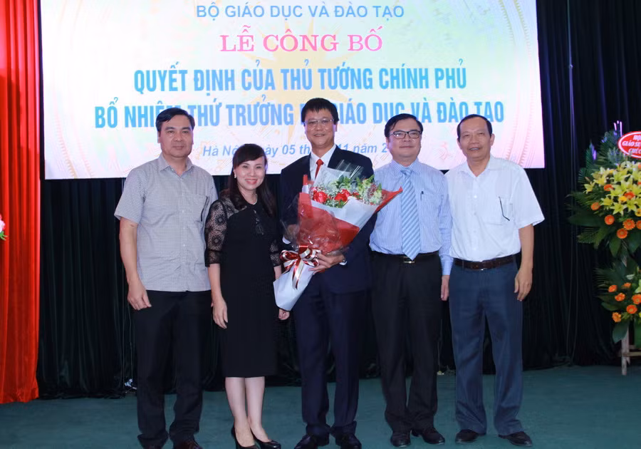 Đại diện các Cục, Vụ chức năng của Bộ GD&ĐT tặng hoa chúc mừng tân thứ trưởng tại buổi lễ