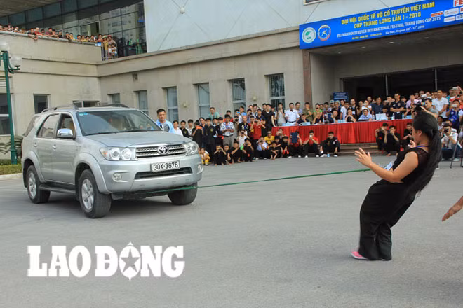 Nữ võ sinh 15 tuổi dùng khí công kéo xe ôtô