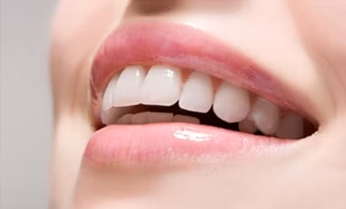 Dùng nước chanh và muối ngậm sẽ tẩy trắng răng. trắng răng