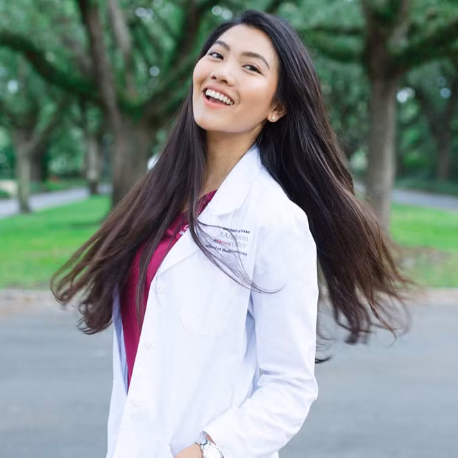 Sau khi tốt nghiệp, Phương thực tập tại Bệnh viện Houston Methodist. Bên cạnh đó, cô làm việc bán thời gian tại khoa Hình ảnh phóng xạ, Bệnh viện UT MD Anderson. Sở hữu gương mặt sáng, vóc dáng đẹp và chiều cao 1,78 m, Phương đăng quang hoa khôi Du học sinh Việt cách đây 4 năm.