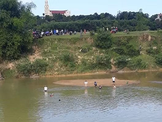 Đi cào hến trên sông, hai cha con đuối nước tử vong - ảnh 1