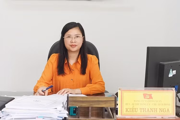 Bà Kiều Thanh Nga - Bí thư Đảng ủy, Chủ tịch HĐND xã Đông Xuân. Bà Kiều Thanh Nga - Bí thư Đảng ủy, Chủ tịch HĐND xã Đông Xuân.