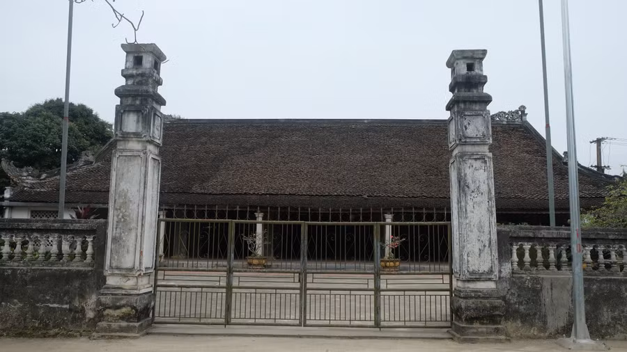 Ngôi đền cổ kính nằm giữa làng Động Bồng. (Ảnh: TG)