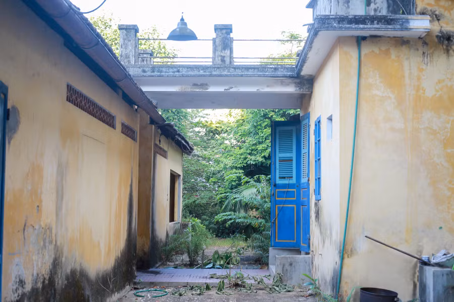Căn nhà đang có dấu hiệu xuống cấp, hư hỏng.