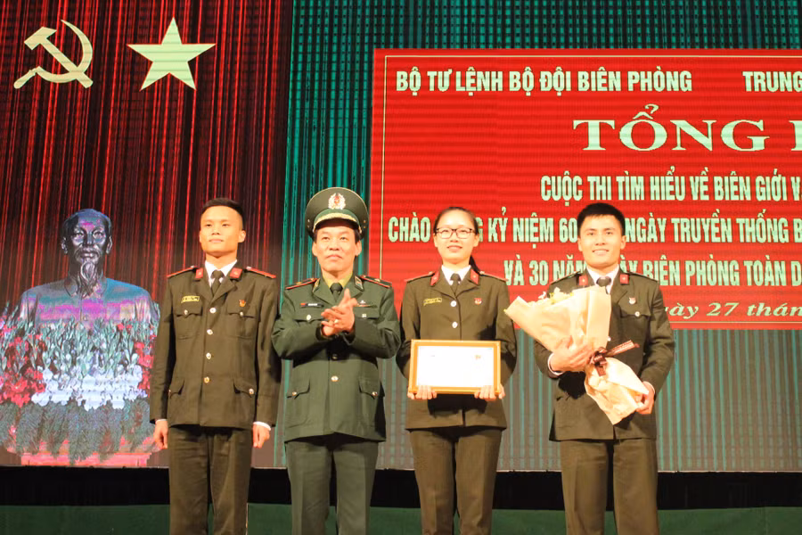 Thiếu tường Đỗ Danh Vượng - Chính Ủy BĐBP trao giải cho các cá nhân đoạt giải nhất tại cuộc thi. 