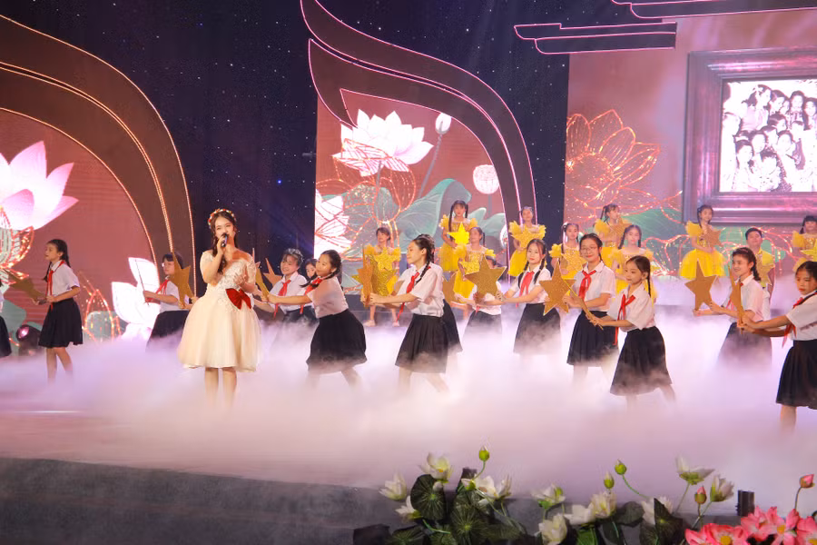 Tiết mục “Đêm qua em mơ gặp Bác Hồ” mở màn cho đêm nghệ thuật.