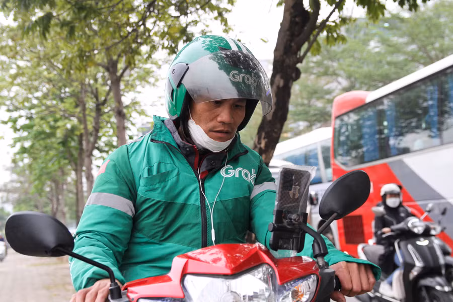 Ông Nguyễn Văn Long kiểm tra đơn hàng của khách.