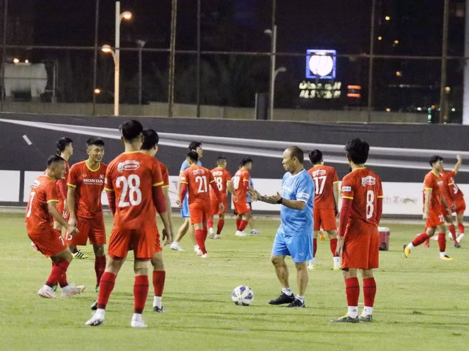 Thầy Park tham gia "đá ma" cùng các học trò.