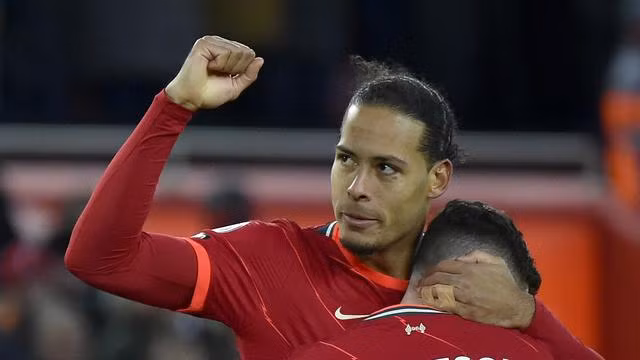 Virgil van Dijk mừng bàn thắng ghi được cho Liverpool vào lưới Southampton ở vòng 13 Ngoại hạng Anh hôm 27/11/2021.