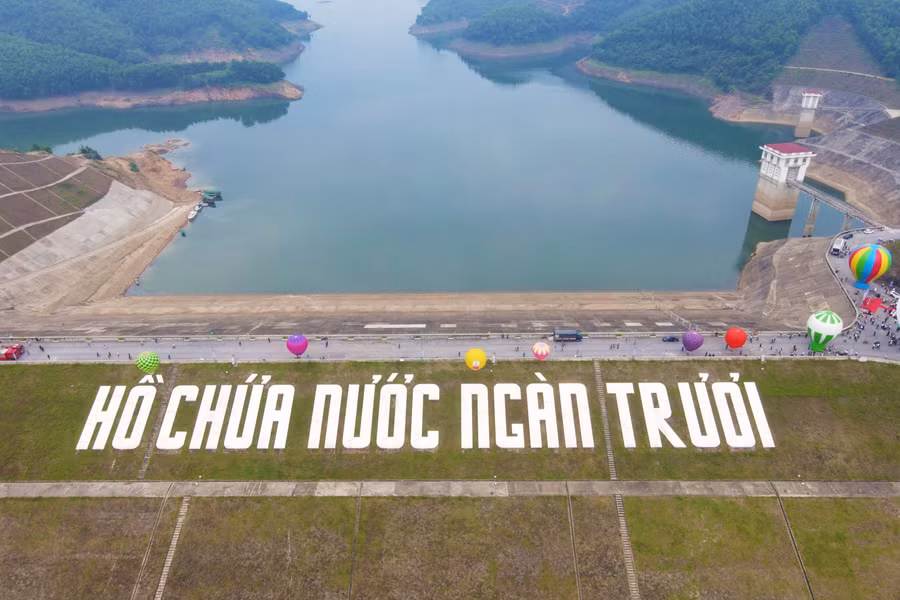 Hoạt động trình diễn bay không khí cầu được tổ chức tại Hồ chứa nước Ngàn Trươi.