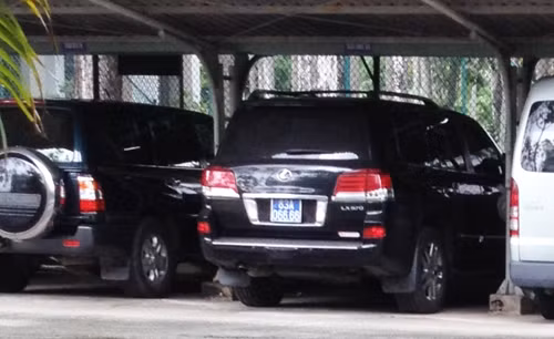 cong-ansoc-trang-mua-4-xe-lexus-tu-tien-phat-giao-thong