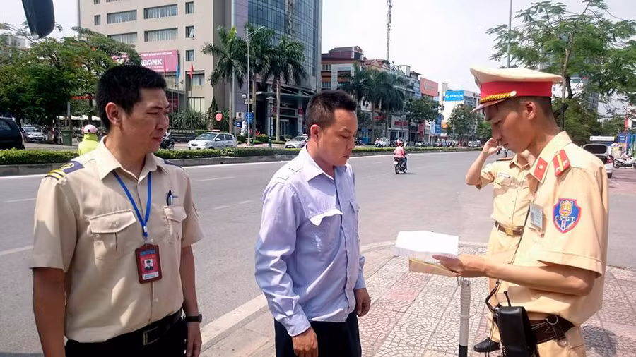 Cán bộ Tổng Công ty vận tải Hà Nội phối hợp với lực lượng CSGT phát hiện, xử lý các trường hợp xe buýt nhái.