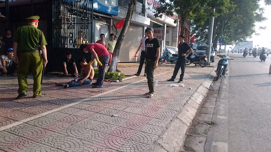Sau khoảng nửa tiếng nằm dưới đất, thanh niên ngáo đá có biểu hiện hồi tỉnh.