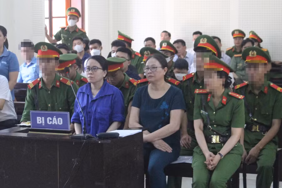 Bị cáo Lê Thị Dung (trái) và Nguyễn Thị Hương tại phiên xét xử phúc thẩm.