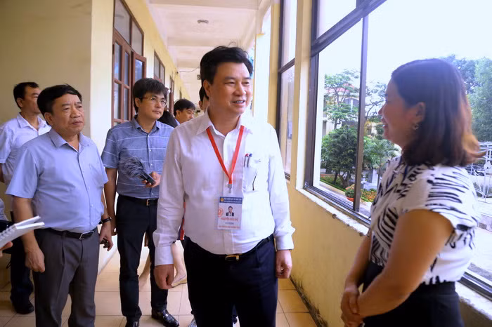 Thứ trưởng Nguyễn Hữu Độ kiểm tra công tác chuẩn bị, động viên cán bộ coi thi tại trường THPT Lê Quý Đôn – TP Hải Phòng. Ảnh: Viẹt Hà Thứ trưởng Nguyễn Hữu Độ kiểm tra công tác chuẩn bị, động viên cán bộ coi thi tại trường THPT Lê Quý Đôn – TP Hải Phòng. Ảnh: Viẹt Hà