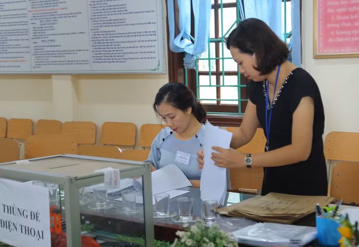 Bàn giao đề thừa tại điểm thi trường THPT Lương Sơn - Hội đồng thi Sở GD&ĐT Hòa Bình Bàn giao đề thừa tại điểm thi trường THPT Lương Sơn - Hội đồng thi Sở GD&ĐT Hòa Bình