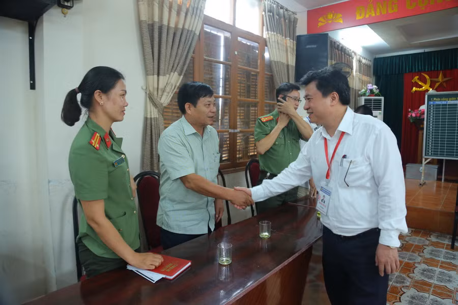 Thứ trưởng Nguyễn Hữu Độ động viên các cán bộ làm công tác thi tại Hội đồng thi TP Hải Phòng. Ảnh: Việt Hà Thứ trưởng Nguyễn Hữu Độ động viên các cán bộ làm công tác thi tại Hội đồng thi TP Hải Phòng. Ảnh: Việt Hà