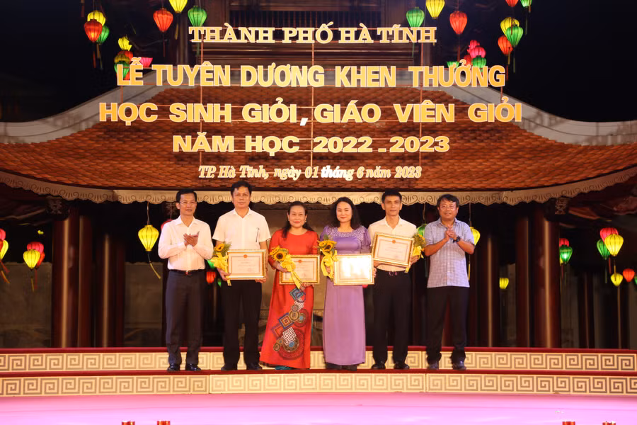 ... và tập thể xuất sắc được tuyên dương tại buổi Lễ. ... và tập thể xuất sắc được tuyên dương tại buổi Lễ.