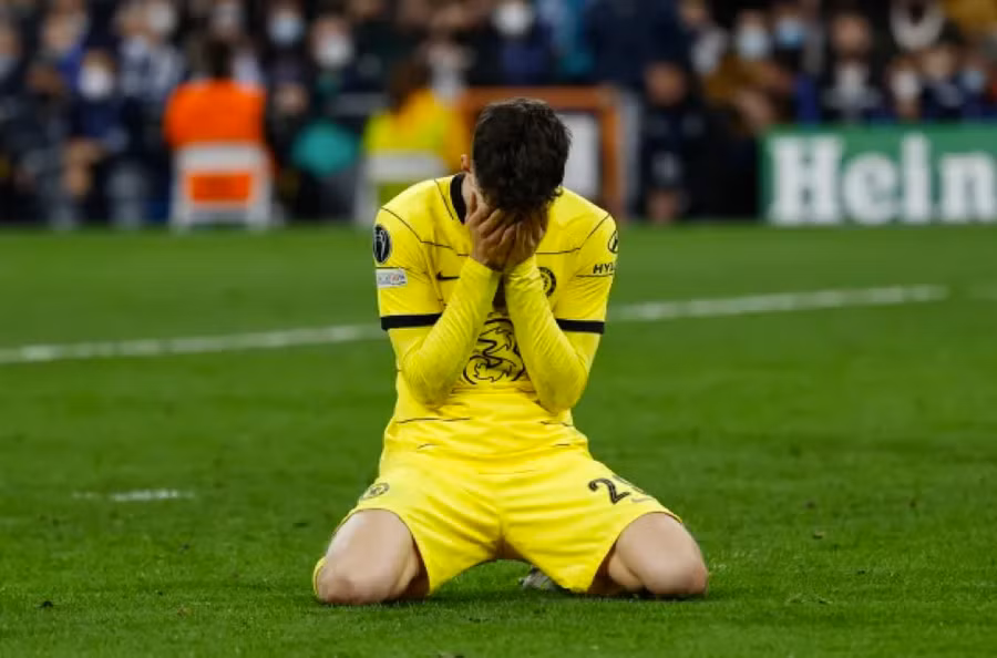 Cầu thủ Chelsea đau đớn sau khi suýt tạo ra cú ngược dòng thần kỳ.