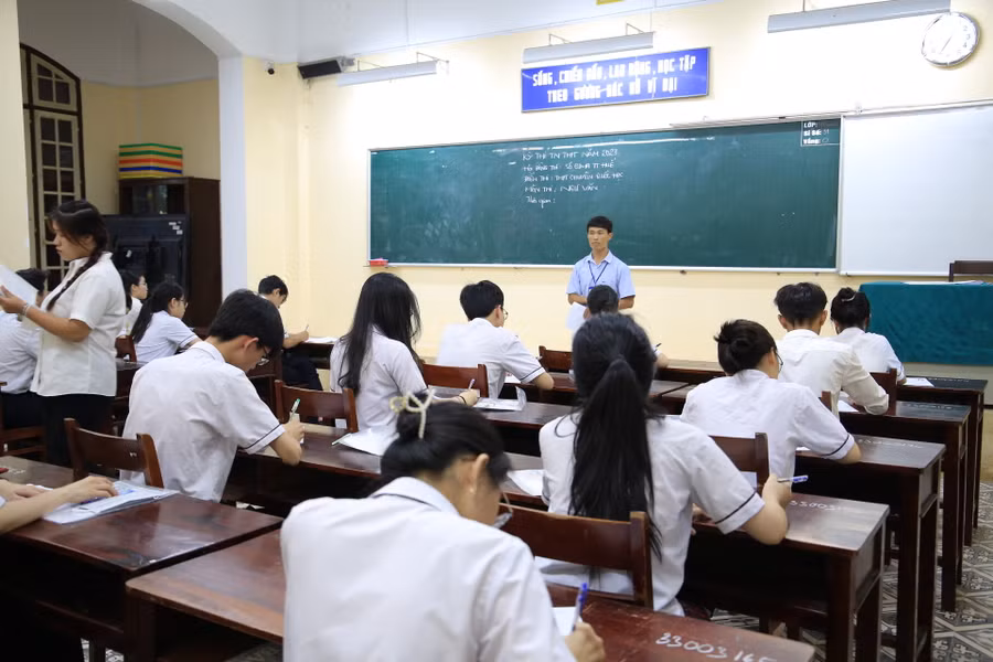 Các thí sinh điền thông tin vào giấy làm bài thi trước khi phát đề. Các thí sinh điền thông tin vào giấy làm bài thi trước khi phát đề.