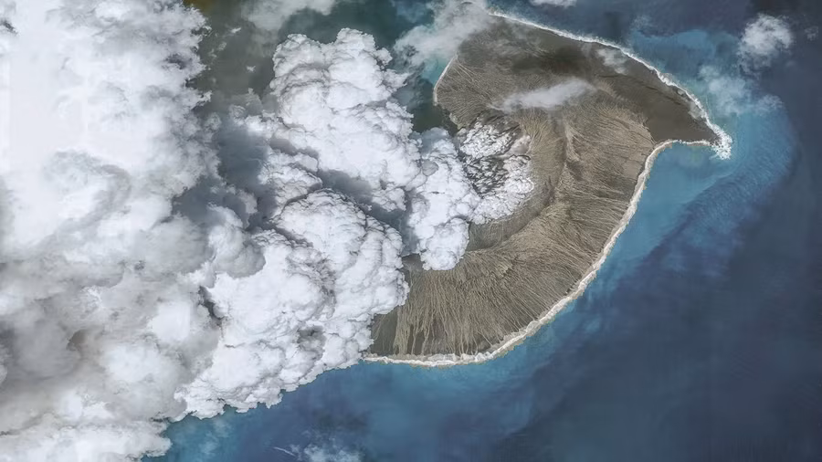 Vụ phun trào núi lửa Hunga Tonga-Hunga Ha’apai năm 2022 khi được nhìn từ trên không. Vụ phun trào núi lửa Hunga Tonga-Hunga Ha’apai năm 2022 khi được nhìn từ trên không.