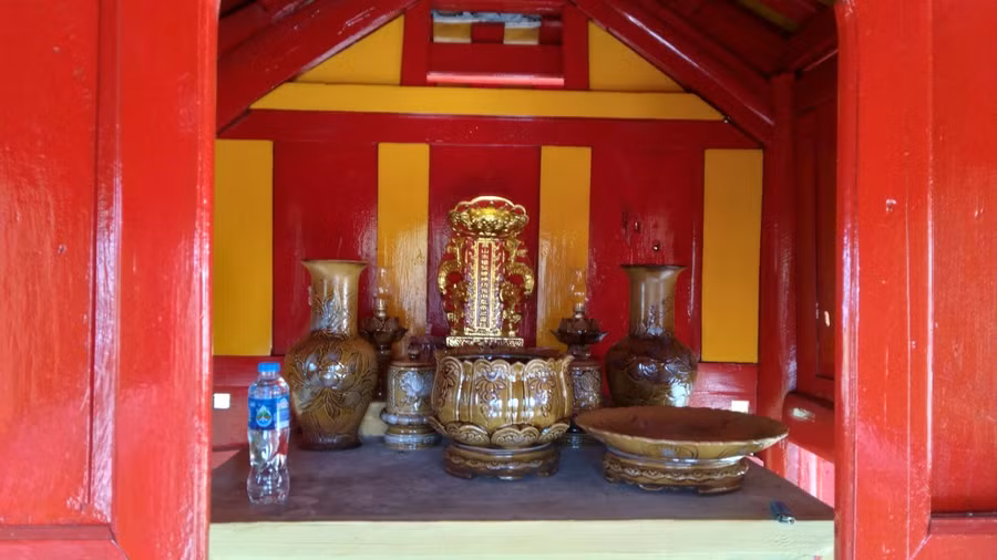 Bài vị thờ vua Quang Trung được Hội NC&PTDSVHH tự đặt vào một trong hai ngôi miếu. Bài vị thờ vua Quang Trung được Hội NC&PTDSVHH tự đặt vào một trong hai ngôi miếu.