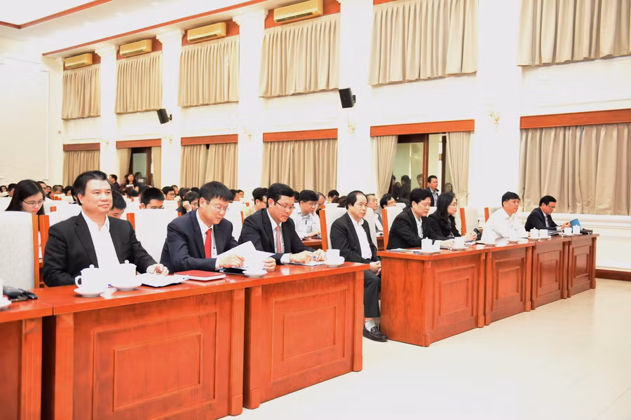 Các đại biểu nghe và quán triệt Nghị quyết T.Ư 8 Khóa XII tại hội nghị