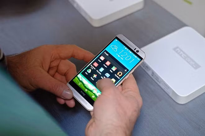 HTC One M9 - 32 GB (16,99 triệu đồng) Người dùng trong nước hiện chỉ có thể đặt trước sản phẩm HTC One M9, trước khi nhận máy vào những ngày cuối tháng 4. One M9 là một trong những chiếc smartphone có thiết kế đỉnh cao nhất hiện nay. Những smartphone dung lượng lớn nhất đang bán tại VN