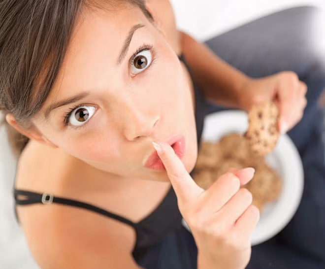 Nếu quá thèm một món ăn nào đó dù chưa quá đói, bạn có thể áp dụng mẹo giảm cân đơn giản bằng cách lặp đi lặp lại câu “thần chú” riêng cho mình như “tôi phải giảm cân”, “ăn bánh ngọt sẽ bị phát phì”… Nghe có vẻ hài hước nhưng đây là một bí quyết đã được các nhà khoa học chứng minh hiệu quả trong thực tế, giúp bạn tăng quyết tâm giữ dáng và cơ thể khỏe mạnh cho chính mình. Nếu quá thèm một món ăn nào đó dù chưa quá đói, bạn có thể áp dụng mẹo giảm cân đơn giản bằng cách lặp đi lặp lại câu “thần chú” riêng cho mình như “tôi phải giảm cân”, “ăn bánh ngọt sẽ bị phát phì”… Nghe có vẻ hài hước nhưng đây là một bí quyết đã được các nhà khoa học chứng minh hiệu quả trong thực tế, giúp bạn tăng quyết tâm giữ dáng và cơ thể khỏe mạnh cho chính mình.