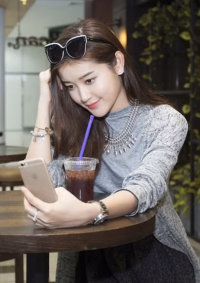 Á hậu Huyền My sống lặng lẽ hơn sau những tố cáo, thị phi